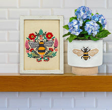 Load image into Gallery viewer, Sm Single Emboss Bee Planter-3&quot;H
